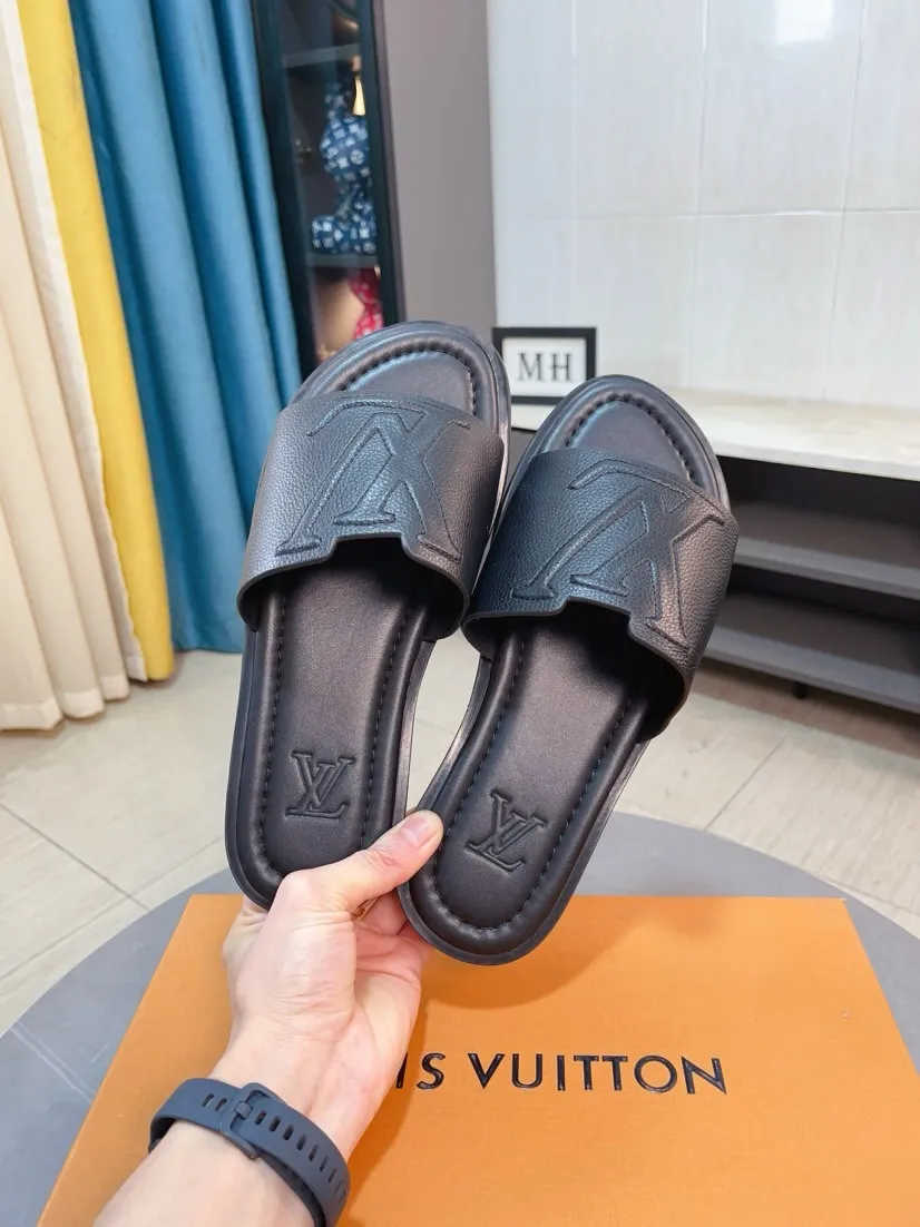 Men's shoes 💰300🌸🌸LV Ordinary men's spring and summer slippers, uppers imported from Italy, cowhide fabric, logo graphics, high-quality craftsmanship, soles: original soles specially provided by the original factory, exclusive movable molded soles super comfortable, original factory single goods, 🔍🔍high quality, you can enter and exit the counter at will, welcome to compare, size 38-45